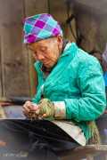 Femme Hmong à l'ouvrage, Vietnam