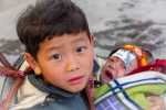 Enfants Hmong dans une rue de  Sapa, Vietnam
