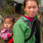 Femme et enfant Hmong, Sapa, Vietnam 2020