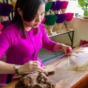 Fabrication de baguettes d'encens, Vietnam 2020