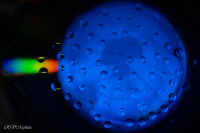 Gouttes et reflets, irisation et boule en verre