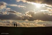 Promeneurs en contre-jour