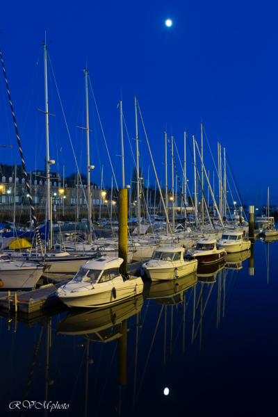 Pleine lune sur le bassin à flot
