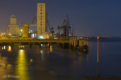 Le port de commerce la nuit