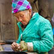 Femme Hmong à l'ouvrage, Vietnam