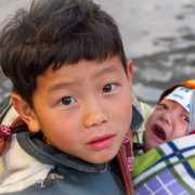 Enfants Hmong dans une rue de  Sapa, Vietnam