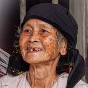 Vieille femme à Tam Coc, Vietnam