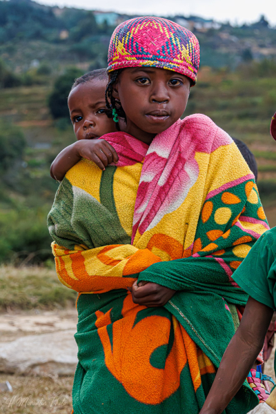 Deux enfants route de Ranomafana, Madagascar