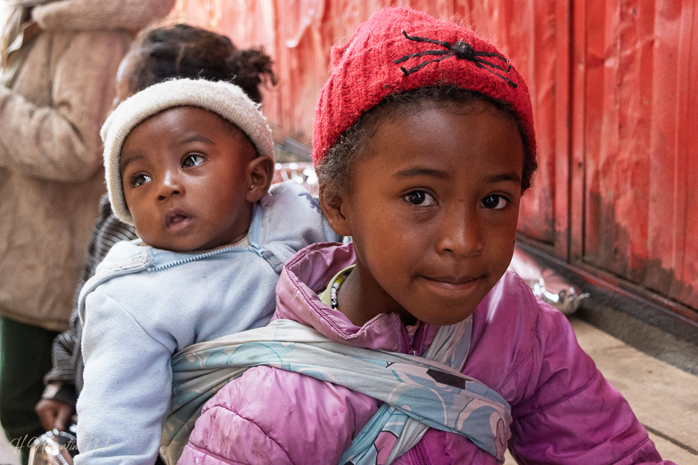 La grande soeur et le petit frère à Antsirabe