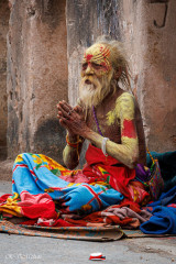 Saduh en mendicité ou méditation à Orchha, Inde