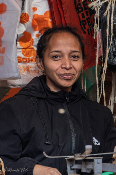 Vendeuse au marché d'Ambatolampy, Madagascar