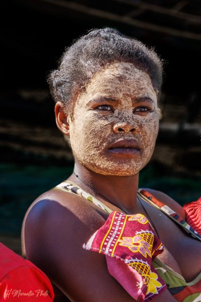 Femme Vezo, masque de beauté ou mazonjoany, Ifaty, Madagascar