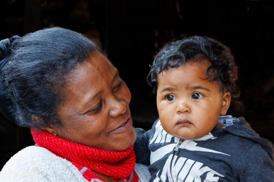 Mamie et son petit-fils à Antsirabe, Madagascar