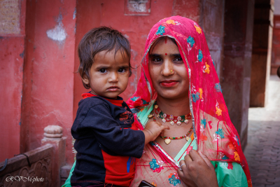 Maman et son enfant à Bikaner, Inde