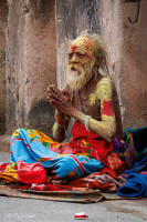 Saduh en mendicité ou méditation à Orchha, Inde