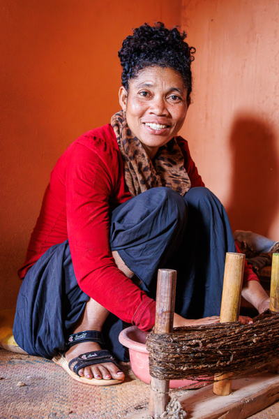 Dans un atelier de tissage à Ambalavao, Madagascar