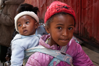 La grande soeur et son petit frère à Antsirabe, Madagascar