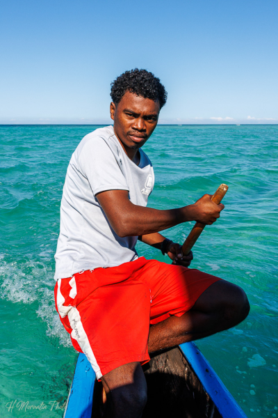 Piroguier sur pirogue à balancier, Ifaty, Madagascar