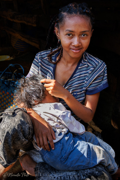 Jeune maman à Antsirabe, Madagascar