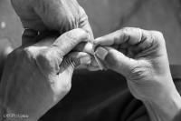 Opération de manucure dans la rue, Inde