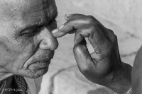 Apposition d'un Tilak, Inde