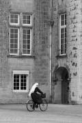 Religieuse devant le chateau de Pont-Calleck