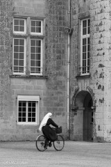 Religieuse devant le chateau de Pont-Calleck