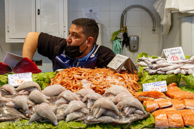 Marché central, poissonnier, Cadix, Espagne
