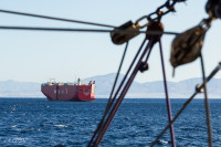 Cargo devant le Pyrée