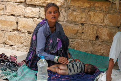 Très jeune femme et enfant près de l'étang de Gadi Sagar, Jaisalmer, Inde du nord