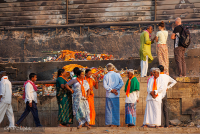 Crémations sur les bords du Gange à Varanasi (Bénarès), Inde du nord