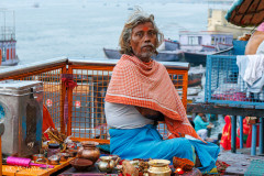 Prêtre indou sur les bords du Gange à Vârânasî (Bénarès)