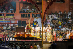 Cérémonie du soir, la Puja, sur les gaths de Vârânasî (Bénarès)