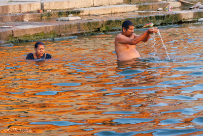 Bains de purification dans le Gange à Varanasi (Bénarès), Inde du nord