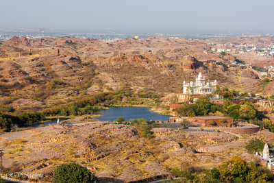 Vue sur le Jaswant Thada depuis le fort de Meranghar, Jodhpur, Inde du nord