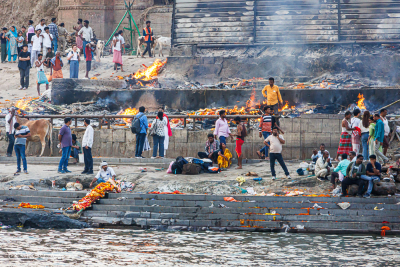 Crémations sur les bords du Gange à Varanasi (Bénarès), Inde du nord