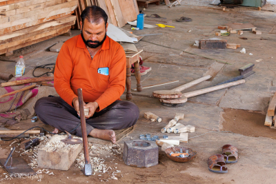 Artisan fabriquant des manches d'outils à Achrol, Inde du nord