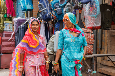 Femmes indiennes dans une rue de Jaisalmer, Inde du nord