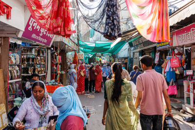 Petite ruelle animée à Bikaner, Inde du nord