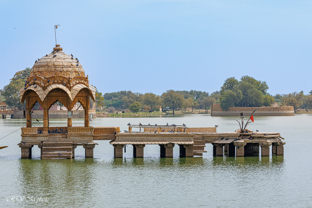 Cenotaphe (chhatris), étang Gadi Sagar, Jaisalmer, Inde