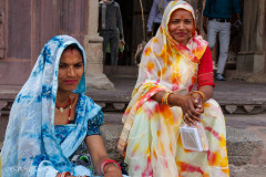 Deux femmes indoues à l'entrée d'un temple à Orchha