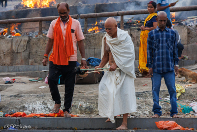 Prêtre officiant pour une crémation sur les bords du Gange à Varanasi (Bénarès), Inde du nord