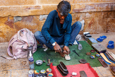 Cordonnier de rue à Jaisalmer, Inde du nord