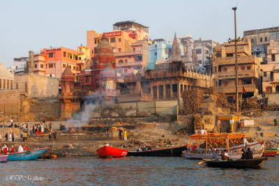 Crémations sur les bords du Gange à Varanasi (Bénarès), Inde du nord