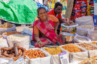 Etal de produits secs sur le marché, Delhi