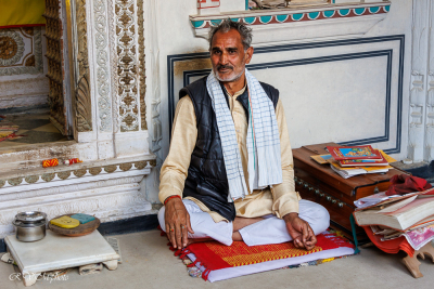 Un prêtre dans un temple, Inde du nord