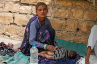 Très jeune femme et enfant près de l'étang de Gadi Sagar, Jaisalmer