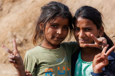 Enfants dans une briquetterie vers Jaisalmer, Inde du nord