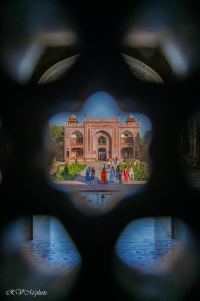 L'entrée du mausolée Itimad-ud-Daulah derrière un moucharabier, Agra, Inde du nord