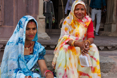 Deux femmes indoues à l'entrée d'un temple à Orchha, Inde du nord